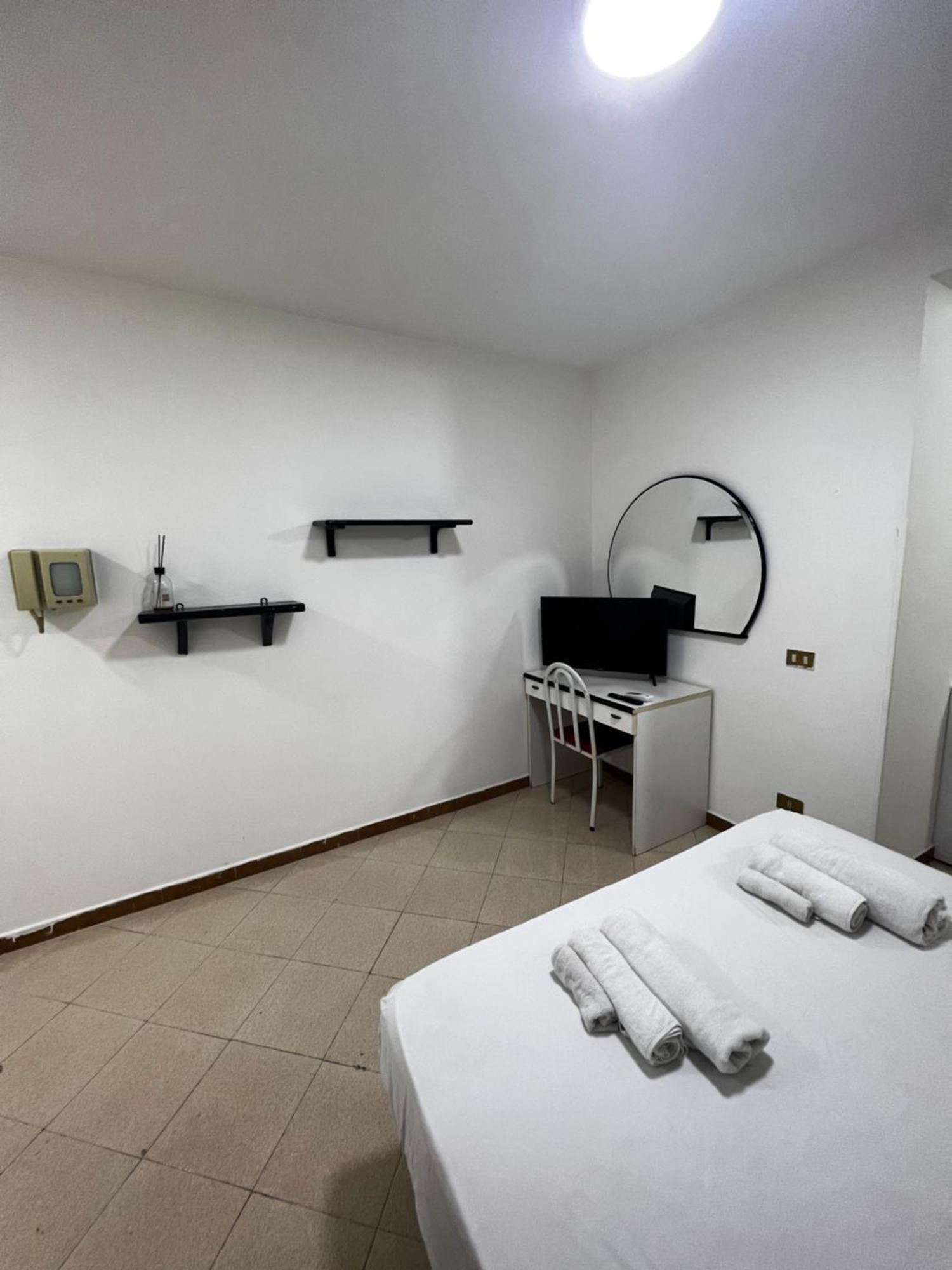 1 Room Apartment Near By Central Train Station Palermo Exterior foto